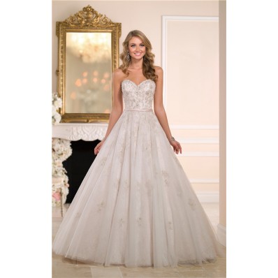 Stunning Ball Gown Sweetheart Tulle Lace Crystal Wedding Dress With Belt