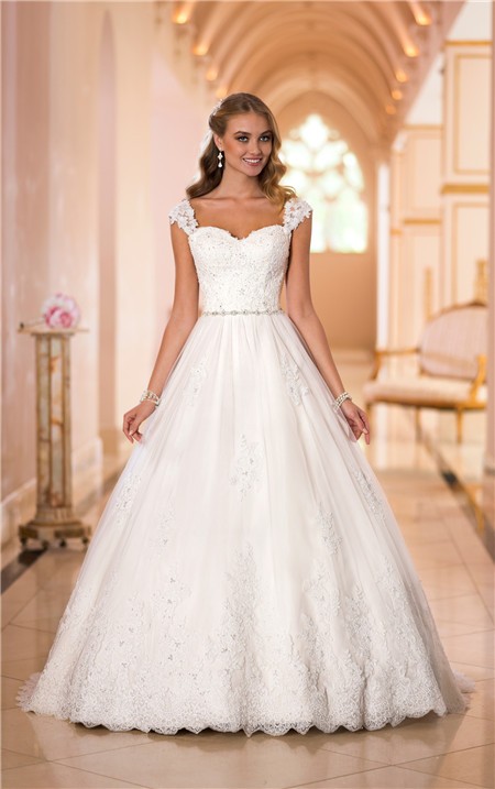Classic Ball Gown Sweetheart Open Back Lace Beaded Wedding Dress With Straps