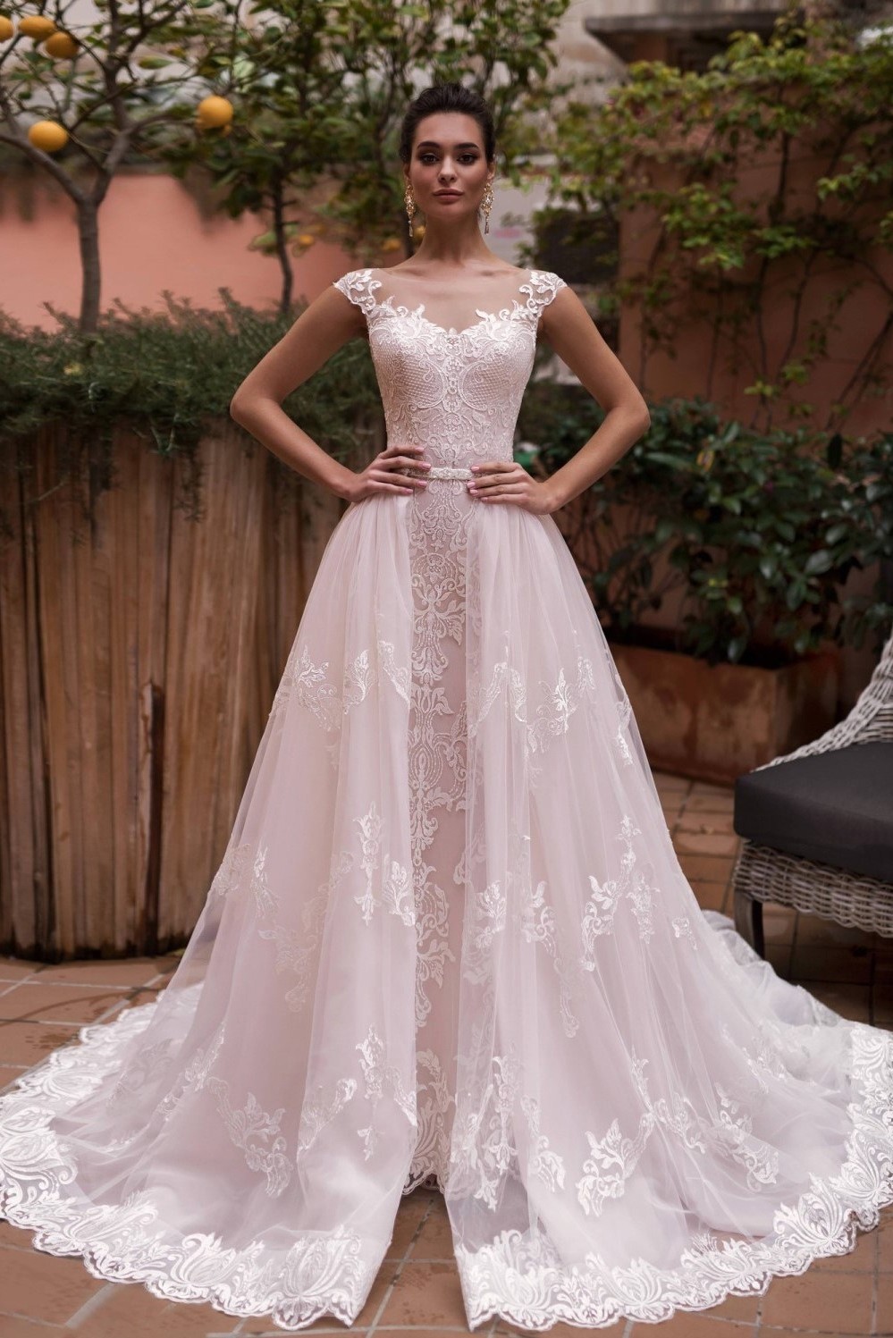 Stunning Vintage Lace Wedding Dress Illusion Neckline